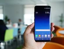 Ease of use.  Review of Samsung Galaxy S8.  The best large but small smartphone Samsung galaxy s8 body material
