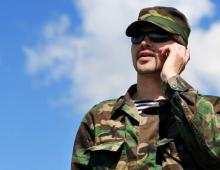 Защо ще забранят смартфоните в армията и как ще ги заменят